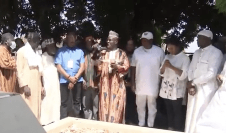 Mahama visits the tomb of his father before he goes to cast his vote pic.twitter.com/4hfwgchrmZ— Zionfelix (@onua_zionfelix) December 7, 2024